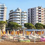 Modern Flat With Pool View Apartman